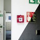 Nödskylt, efterlysande, pil rak, 200x200 mm, aluminium, 10 st/fp